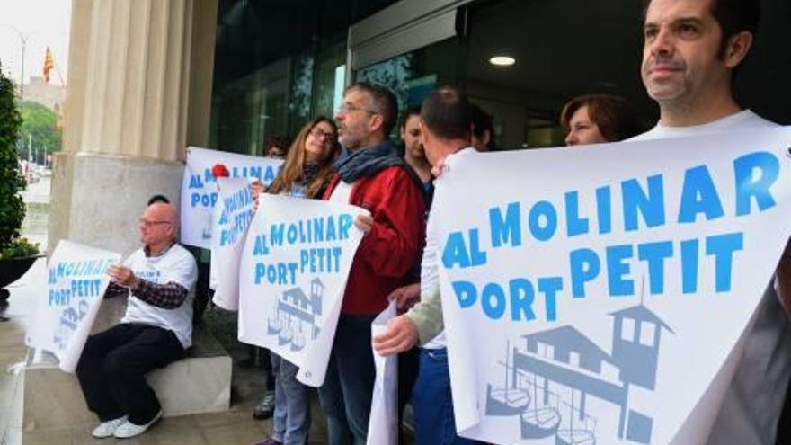 Representantes de Salvem el Molinar, ayer en la Autoritat Portuària de Balears.