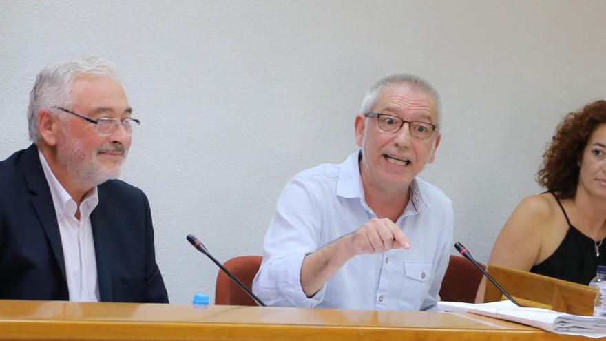 El alcalde José Manuel Dolón, el edil José Hurtado y la concejala Fanny Serrano durante el pleno/ Foto Tony Sevilla