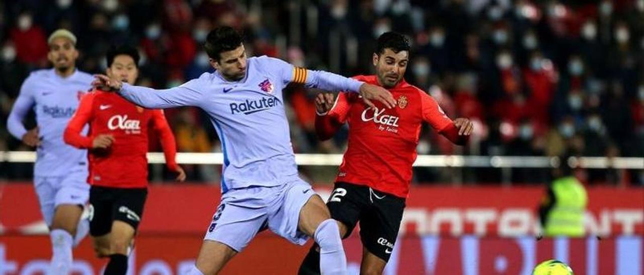 Ángel junto a Piqué, en el partido de la primera vuelta disputado en Son Moix.