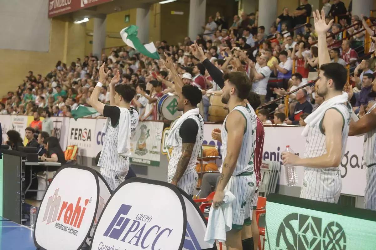 Un grupo de jugadores del Coto Córdoba, junto a su afición en el pasado duelo ante el Amics Castelló.
