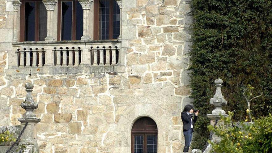 Una técnico de Patrimonio, durante la inspección del pazo el pasado año.
