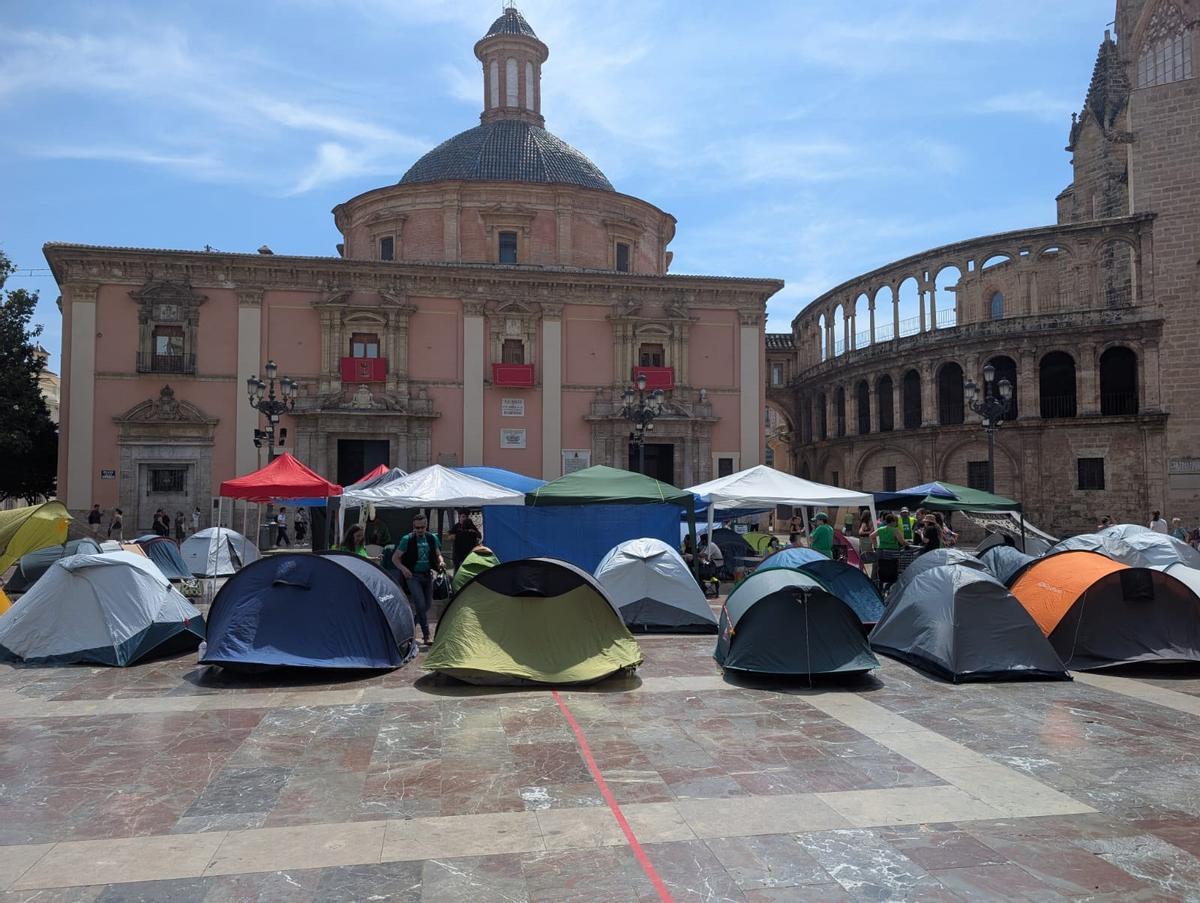 Acampada por la educación pública en la Plaza de la Virgen de València.