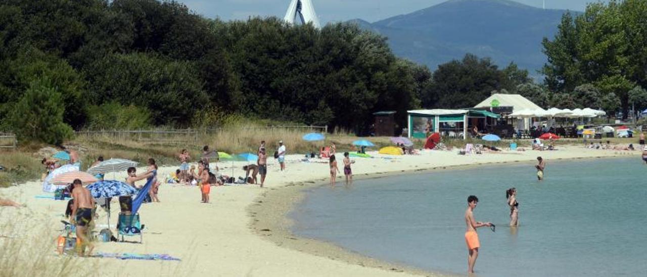 Ambiente ayer por la tarde en una playa de A Illa de Arousa.