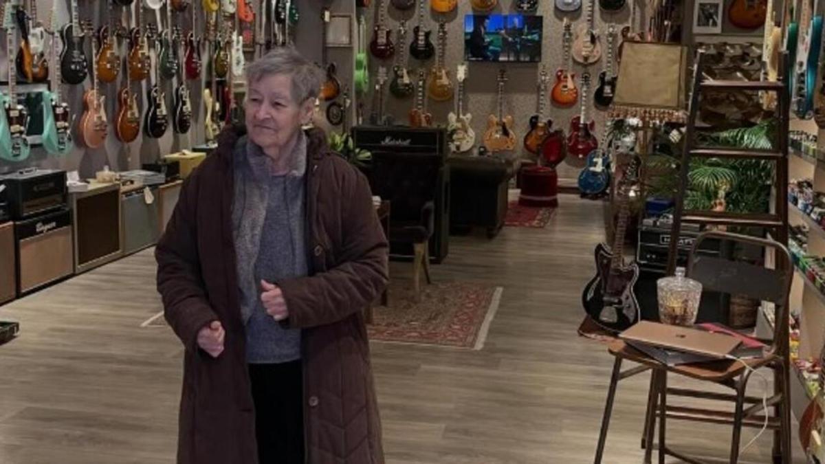 Carmen Ínsua, en la foto compartida por su hijo en el interior de la tienda Estudio 54, en Santiago