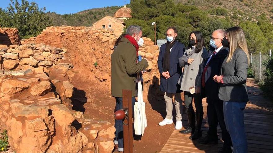Toni Such conoció in situ las excavaciones realizadas hasta la fecha en el poblado íbero de Sant Josep, en la Vall.