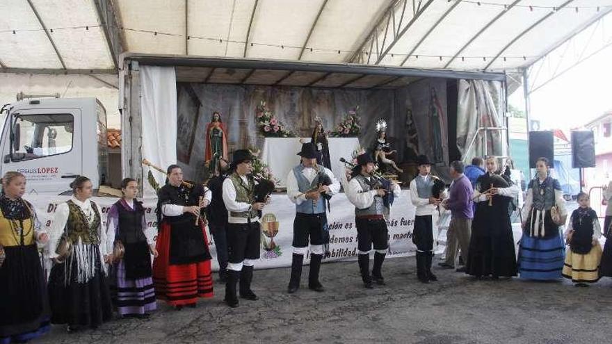 Actuación ante el altar de campaña en la fiesta del año pasado. // S.A.