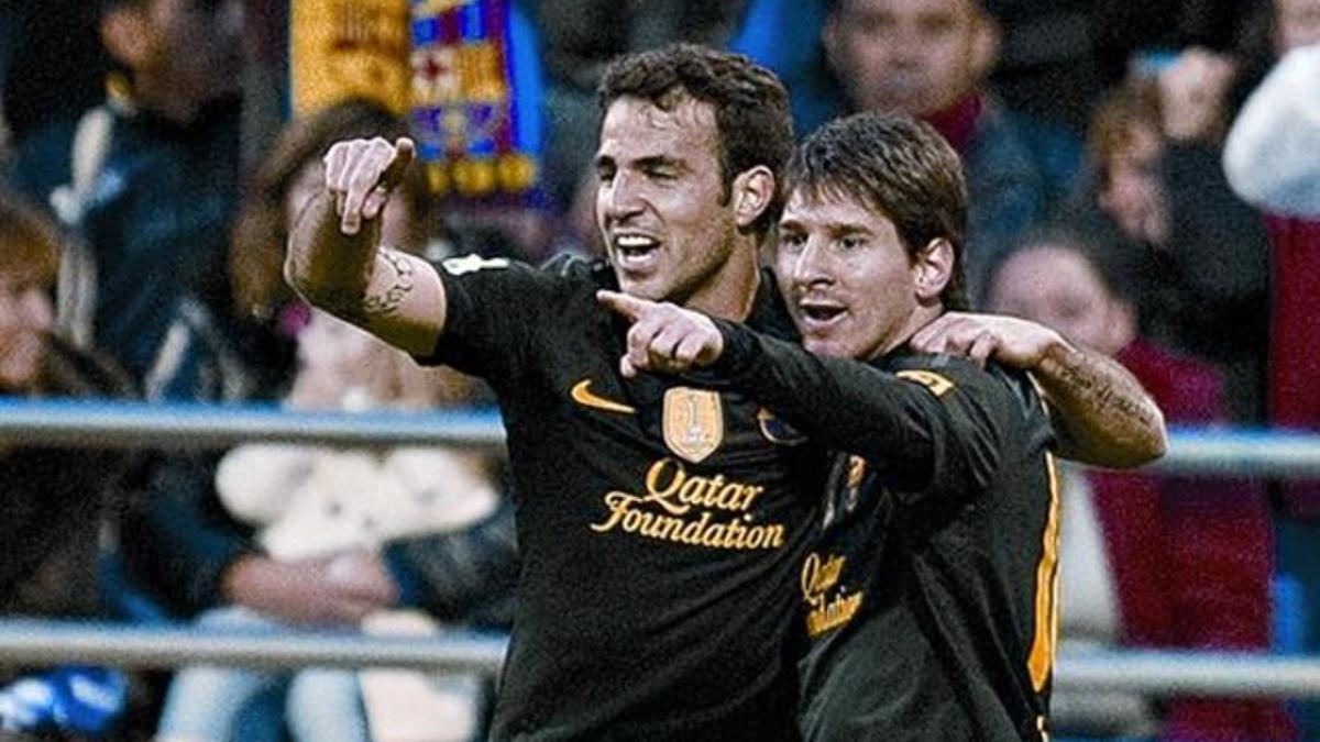 Messi celebra con Cesc, uno de sus goles.