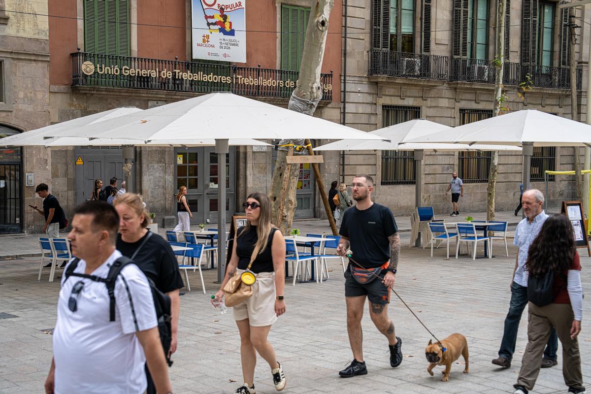 La terraza del restaurante 700 Millas, la única en la Rambla que cuenta con el nuevo mobiliario unificado. La terraza del restaurante 700 Millas, la única en la Rambla que cuenta con el nuevo mobiliario unificado.