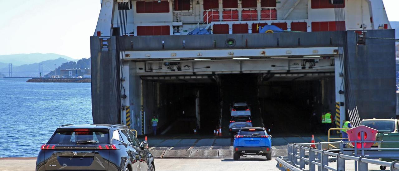 Embarque de coches en un "Ro-ro" de Suardiaz atracado en la terminal de Bouzas.