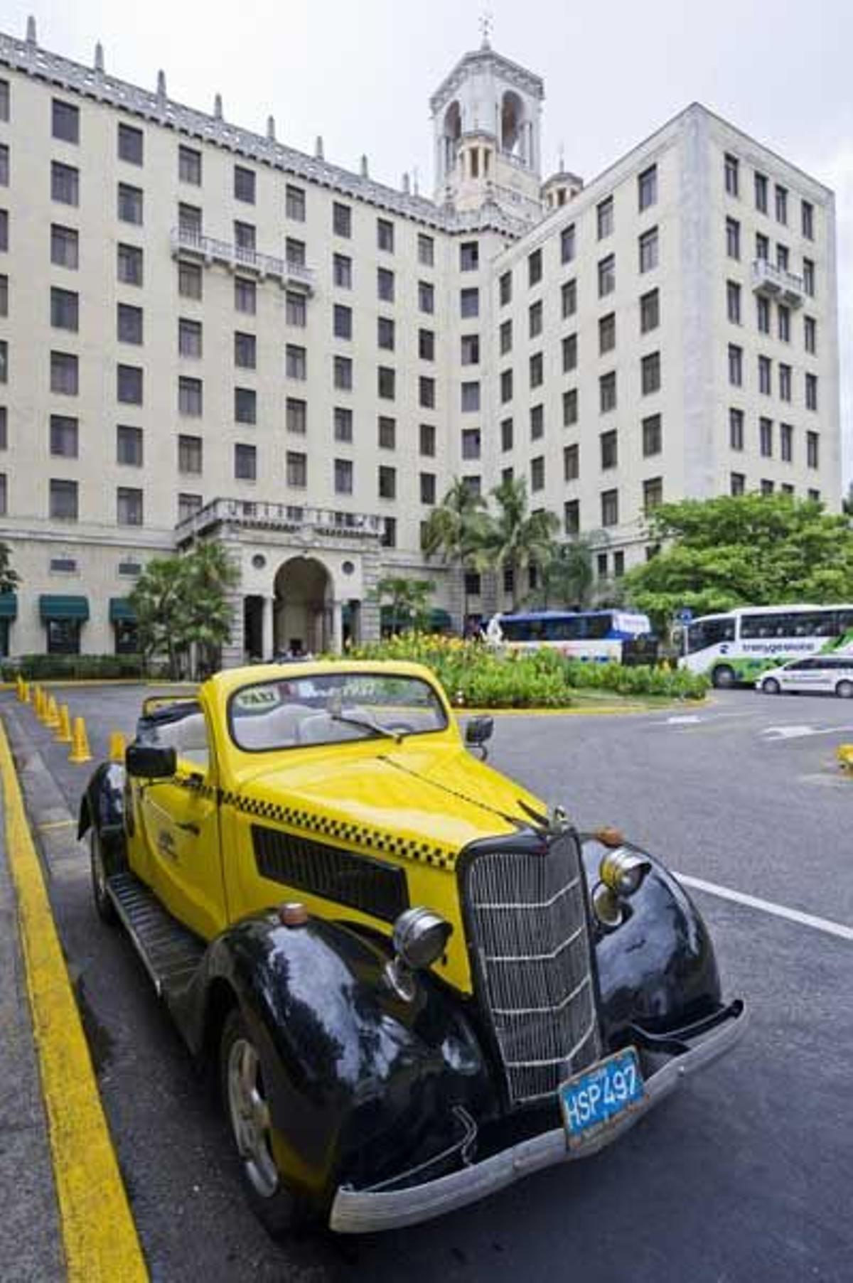 Un taxi clásico en las puerta del Hotel Nacional de La Habana.
