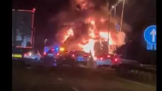 Retenciones en la A-49 por el incendio de un camión en Castilleja de la Cuesta