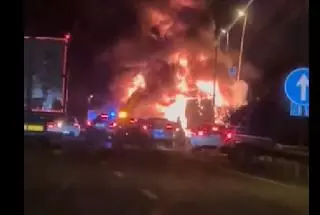 Retenciones en la A-49 por el incendio de un camión en Castilleja de la Cuesta