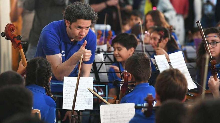 Dudamel, durante la dirección de la pieza &#039;Chamambo&#039;, felicita a un niño de la orquesta. // Carlos Pardellas