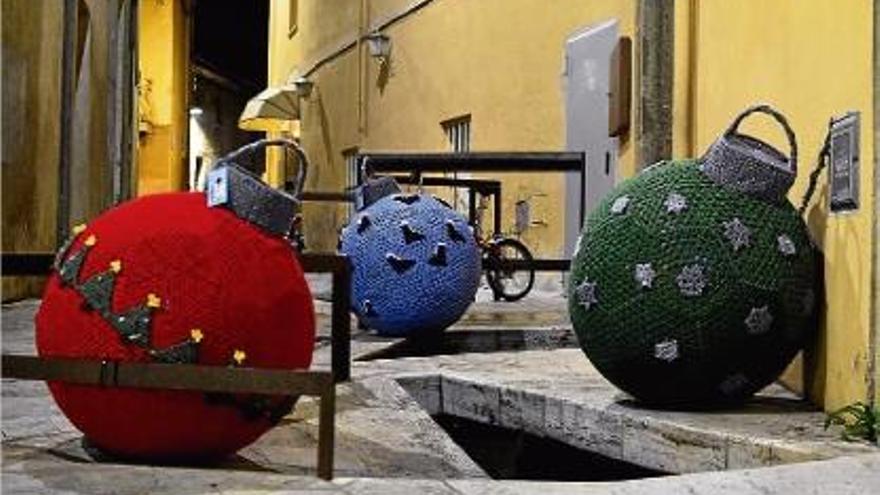 Roben a Banyoles una bola de Nadal gegant feta amb mitja