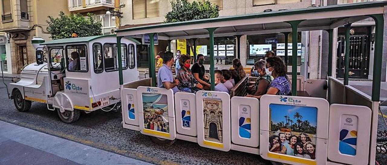 El tren turístico por las calles de Elche. | ANTONIO AMORÓS