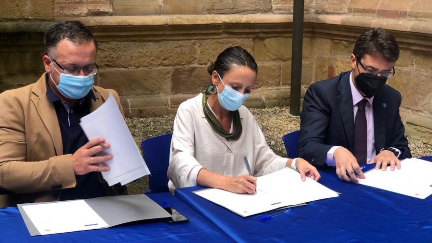 Por la izquierda Joel García, Melania Álvarez y Enrique Fernández, firmando el convenio