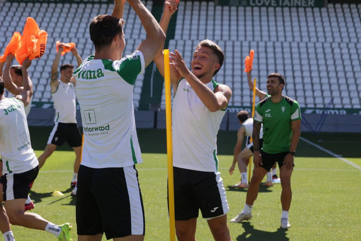 Isma Ruiz, que vuelve a una lista, bromea con Pedro Ortiz en el último entrenamiento semanal del Córdoba CF, antes de jugar frente al Albacete.