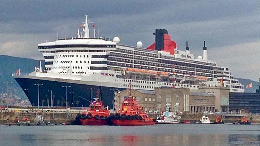 El “Queen Mary 2”, en Vigo. | // FDV