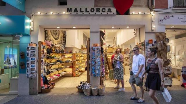 El entorno natural de las tiendas de souvenirs era la Platja de Palma y Cala Major, pero en los últimos años se han multiplicado también en el centro de Ciutat.
