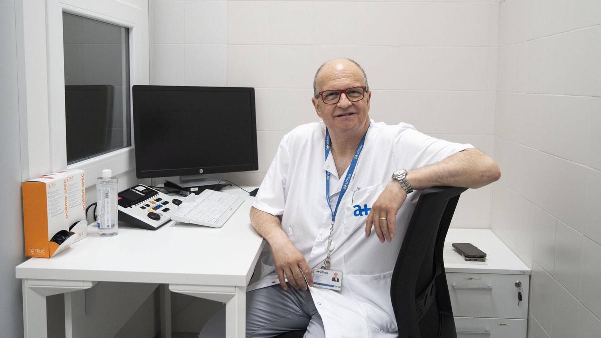 El doctor Josep Maria Vilaseca a la consulta d’audiologia del CAP Barri Antic