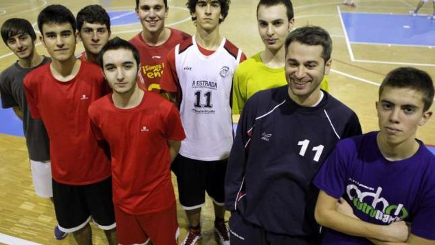 Imagen del equipo juvenil estradense, junto a su técnico Chaiti. // Bernabé/Luismy