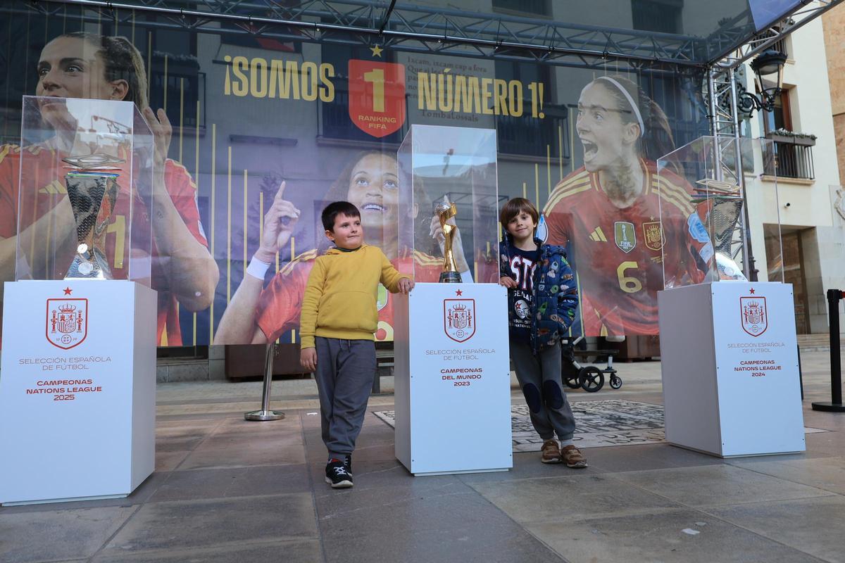 Galería | La final de la Supercopa ya se siente en la Fan Zone de la Plaza Mayor de Castelló