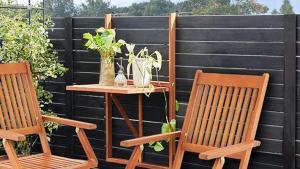 Esta mesa es perfecta para comer hasta en los balcones más estrechos