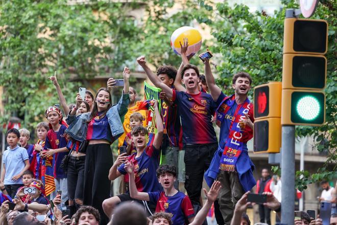 ¡De locos! Las mejores imágenes de una ciudad entregada al Barça