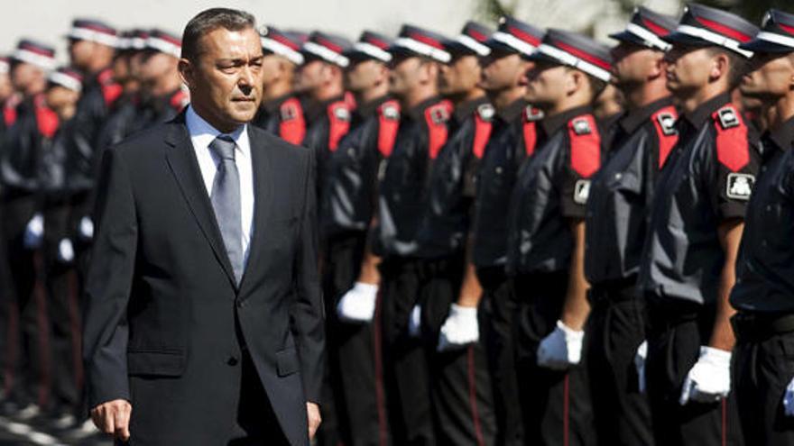 El presidente del Gobierno de Canarias, Paulino Rivero, pasa revista a los agentes del Cuerpo General de la Policía Canaria, que fueron presentados hoy en la Academia Canaria de Seguridad de Santa Cruz de Tenerife.