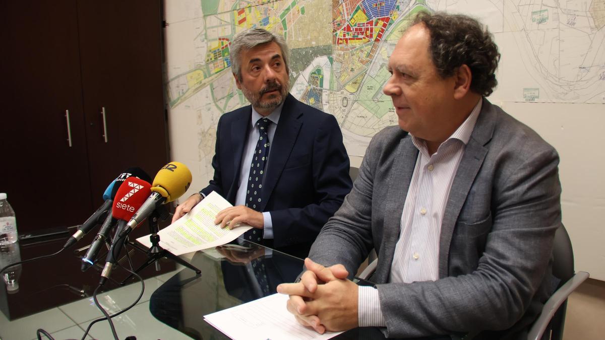 El presidente de la Gerencia de Urbanismo, Miguel Ángel Torrico, y el gerente, Julián Álvarez.