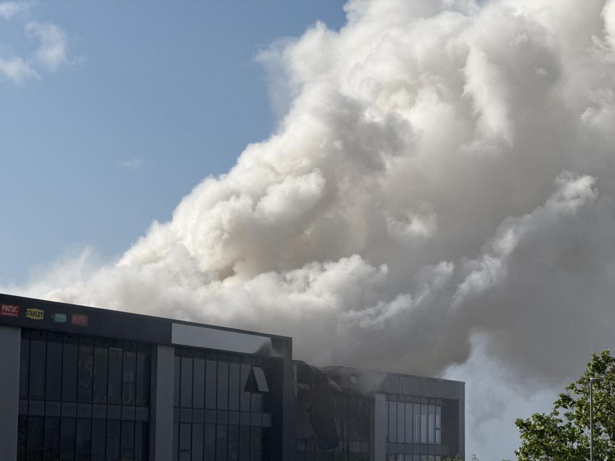 La nube tóxica de cloro del incendio de una industria de productos para piscinas en Vilanova i la Geltrú
