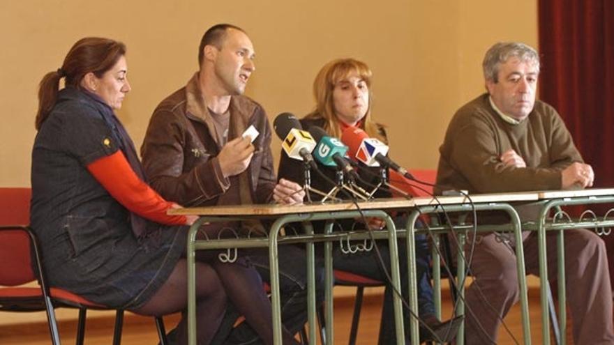 Manuel Dasilva y Charo Amorín, en el centro, en el momento de anunciar que aceptan el derribo.