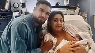 Antoñín, delantero del Hércules, celebra el nacimiento de su hijo Manuel
