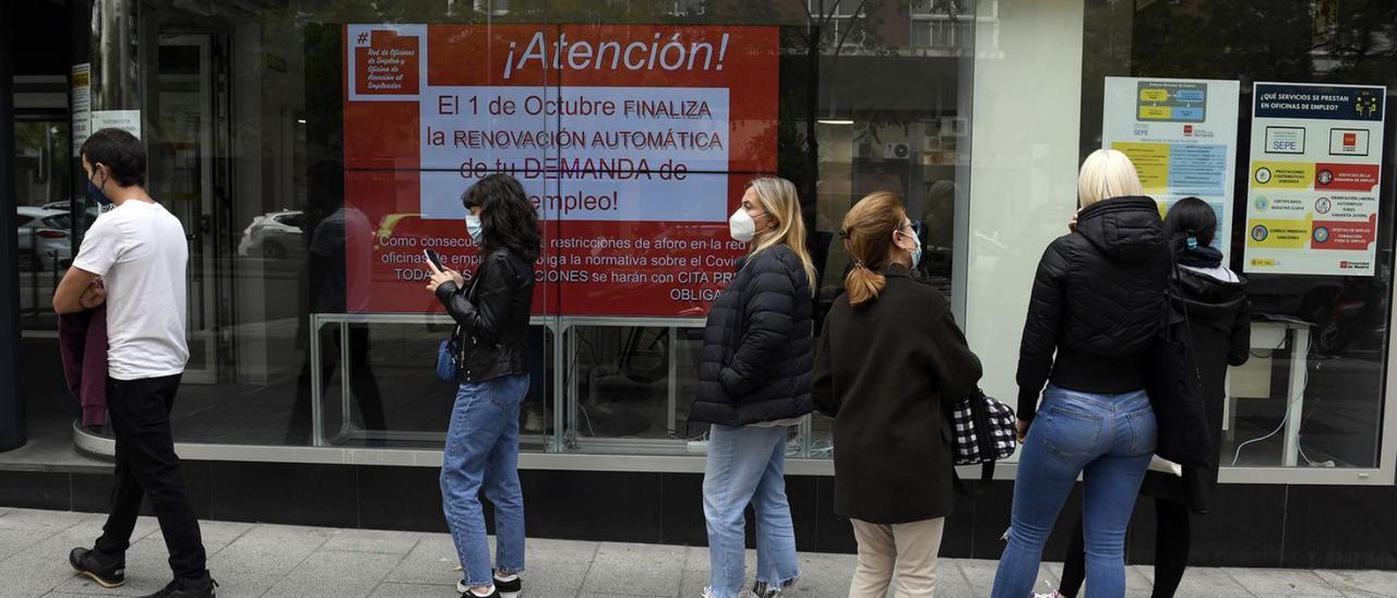 Cola de parados en una oficina de Empleo, en una imagen reciente.  | E.P.