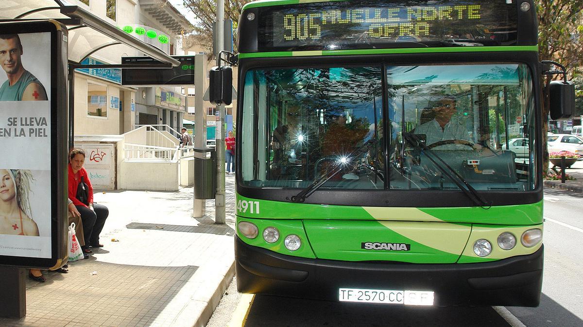 Una guagua urbana de Titsa, en una parada de la avenida de La Salle.