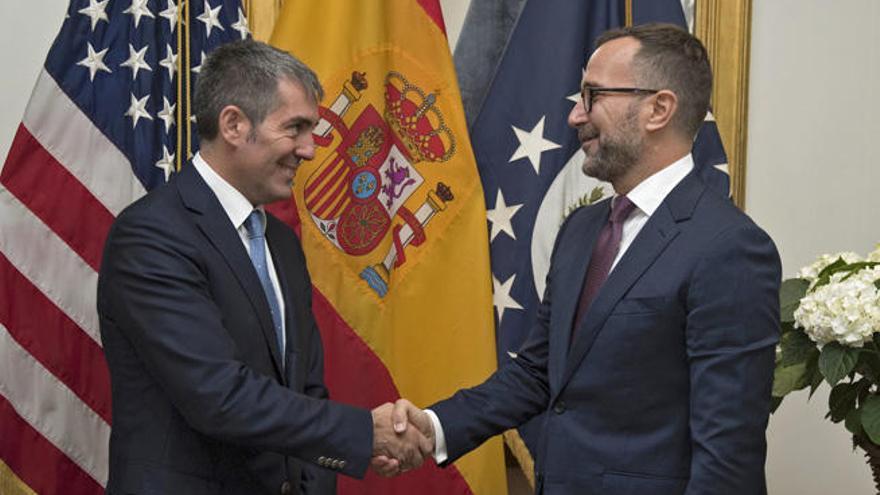 Fernando Clavijo, que se ha entrevistado hoy en Madrid con el embajador de Estados Unidos, James Costos.