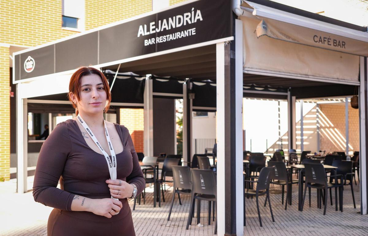 Lucía Guardiola junto al bar que se incendió.
