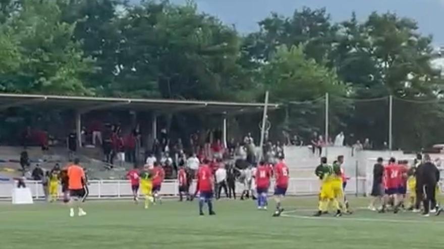 Pelea entre los aficionados de la Peña Recreativa de Sant Feliu y la Unión Deportiva San Juan Atlético Montcad