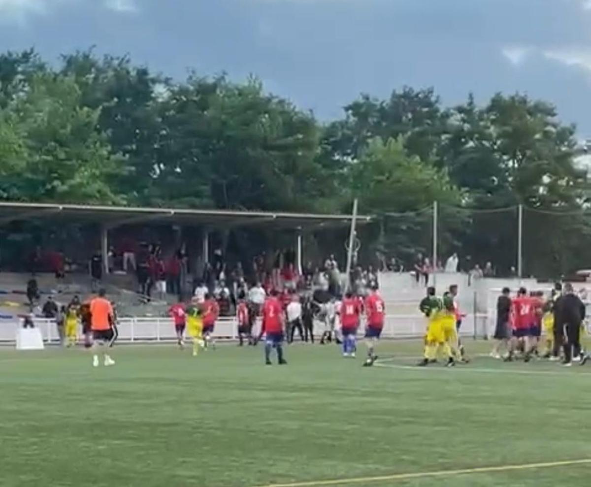 Enfrentamiento entre los aficionados de la Peña Recreativa de Sant Feliu i l'UE San Juan Atlético Montcada