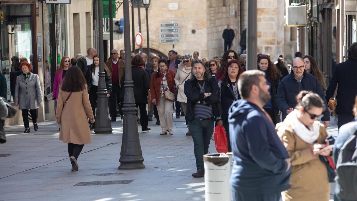 Zamoranos pasean por las calles de la ciudad.