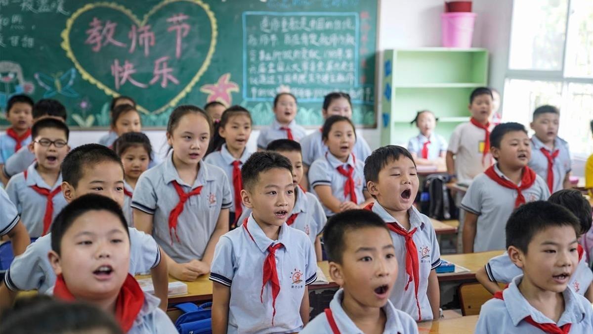Niños de Wuhan, este martes, en su primer día de clases