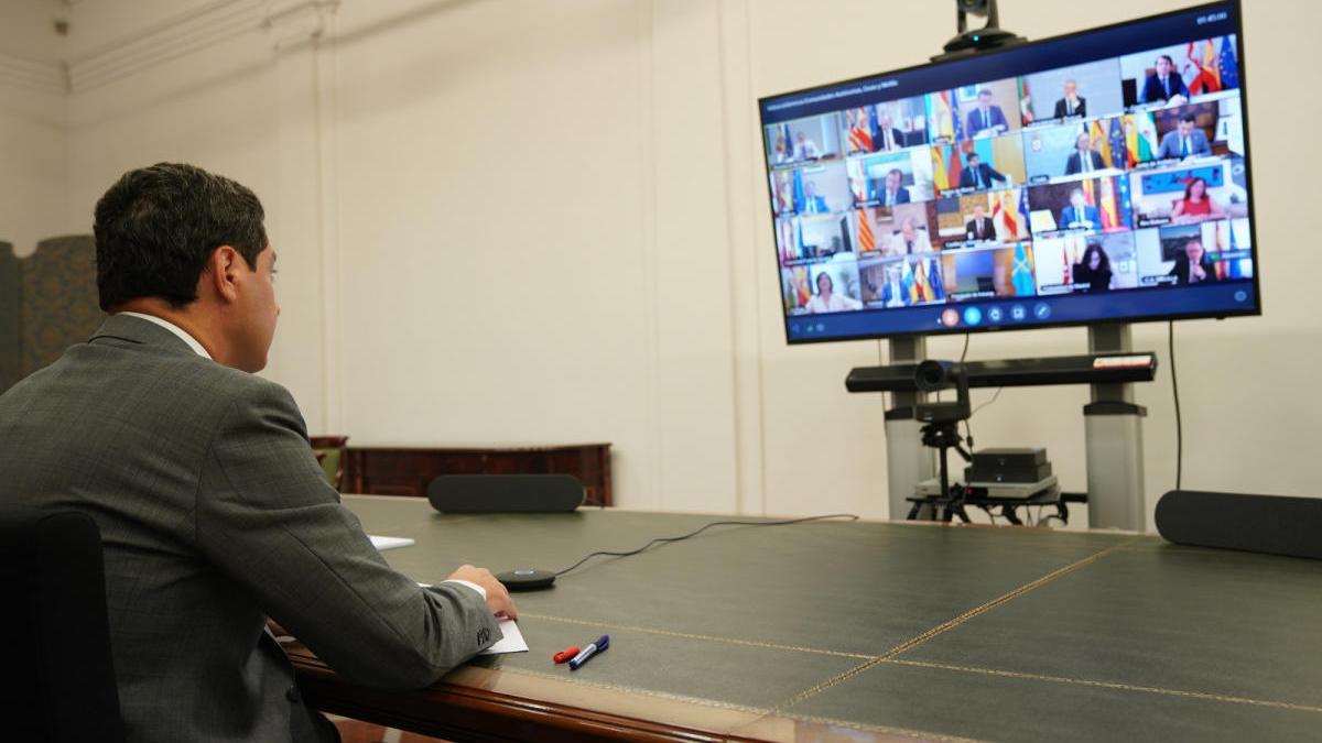 El presidente de la Junta de Andalucía, Juan Manuel Moreno Bonilla, durante la teleconferencia.