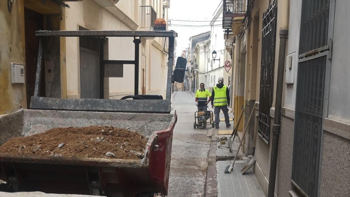 Dos operarios trabajan en Almassora en las primeras tareas en el entorno de la Vila.