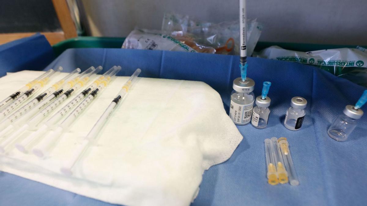Imagen de archivo de las vacunas del covid, preparadas para administrarlas.