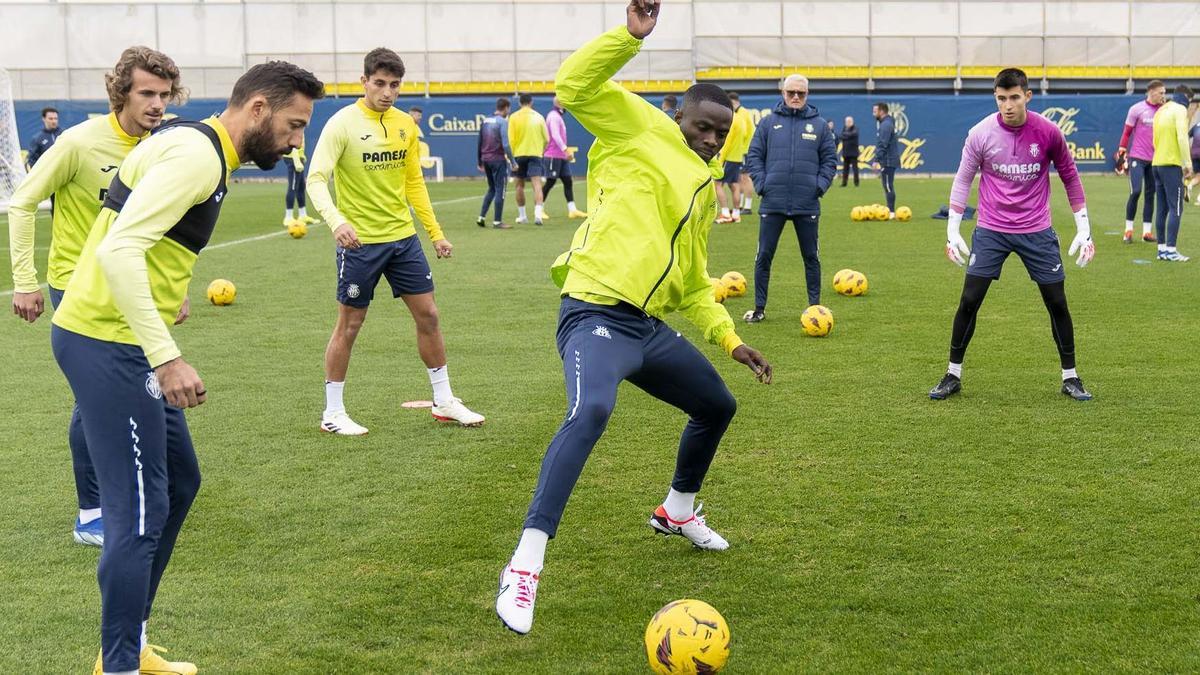 Carlos Romero (i), Morales y Eric Bailly, del Villarreal CF, durante un entrenamiento.