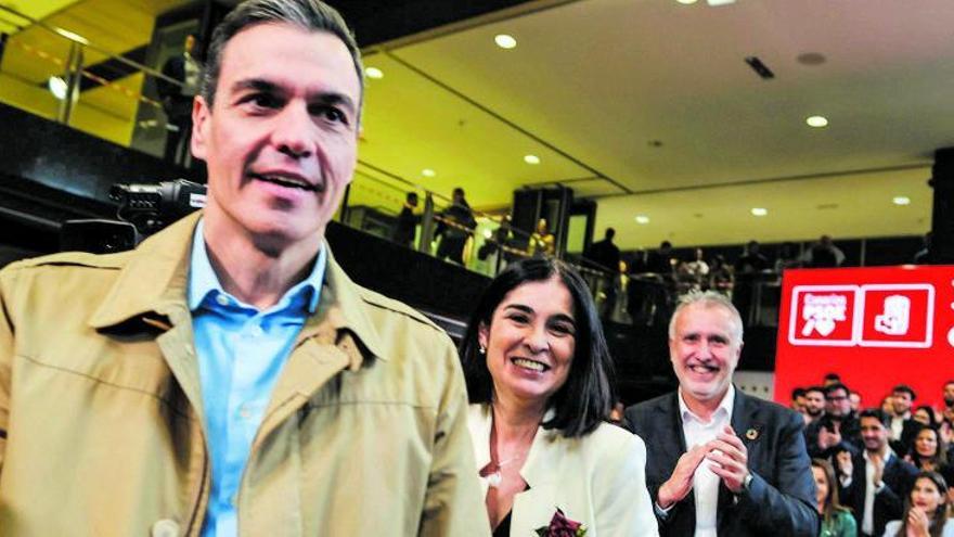 De izquierda a derecha Pedro Sánchez, Carolina Darias y Ángel Víctor Torres en el acto celebrado ayer en el Auditorio Alfredo Kraus. | | JOSÉ CARLOS GUERRA