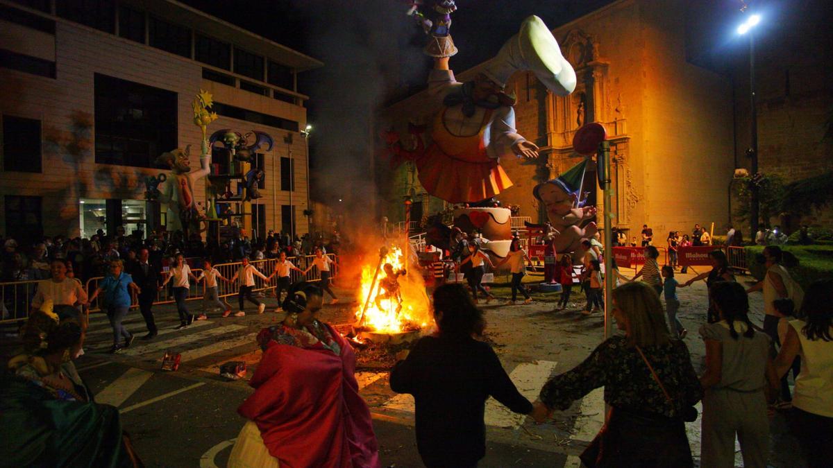 Baile de la comisión de la falla Centre Espanya en torno al fuego purificador del 'ninot' infantil.