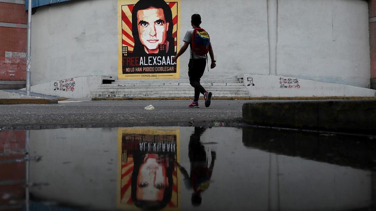 Un cartel pide la liberación de Alex Saab en una calle de Caracas.