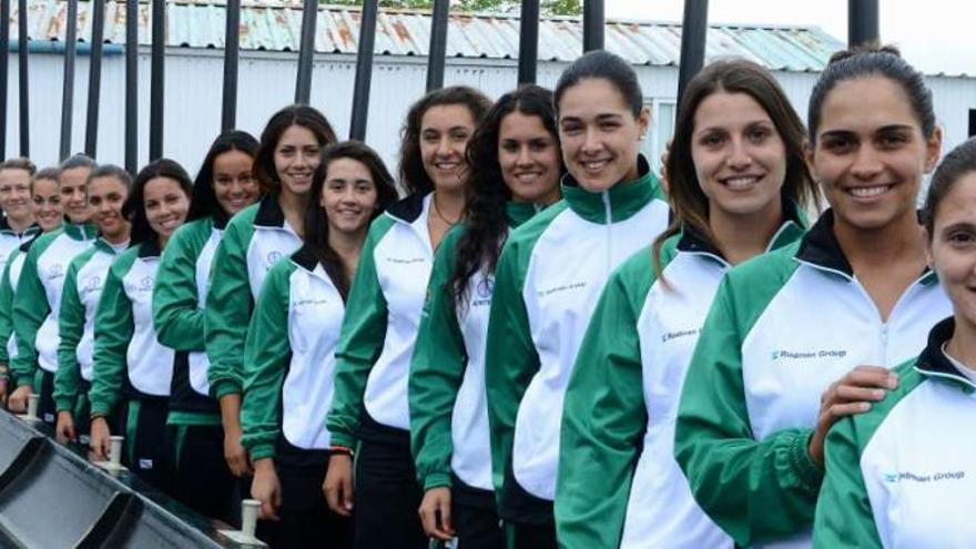 Parte de la plantilla de la S.D. Samertolaméu femenina posa en su presentación oficial.