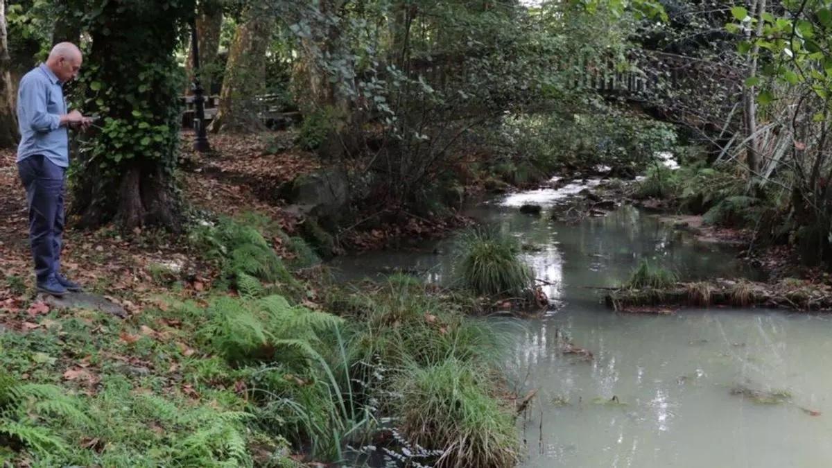 El alcalde ante el río Catoira, en un vertido anterior.